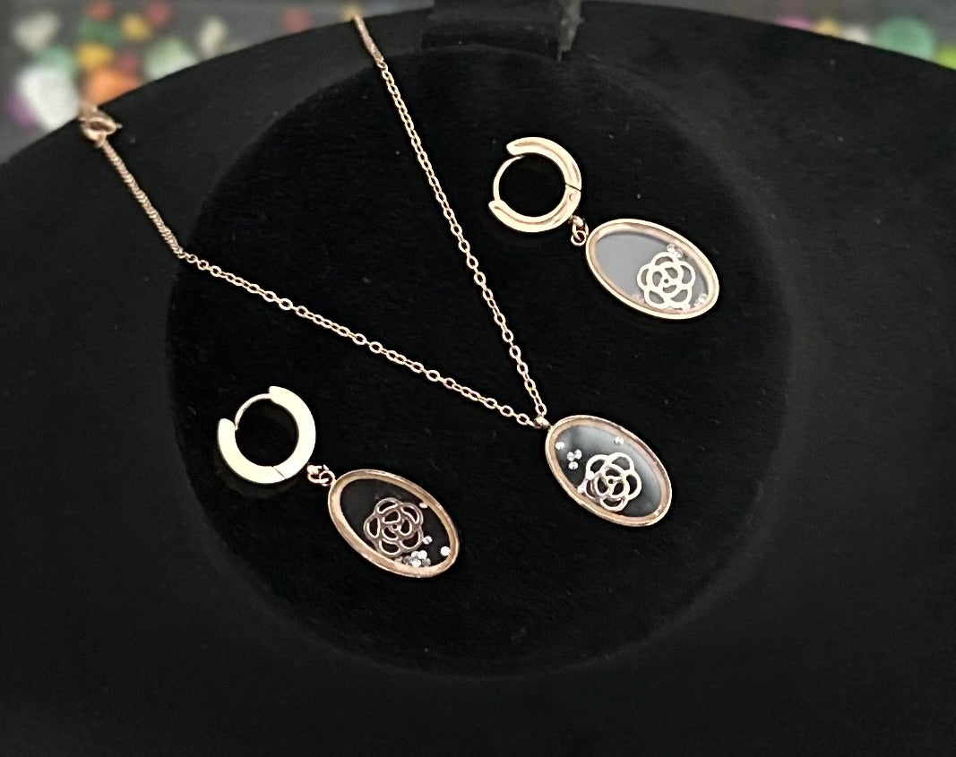 "Elegant Anti-Tarnish Pendant Set: Lasting Shine, Timeless Beauty"