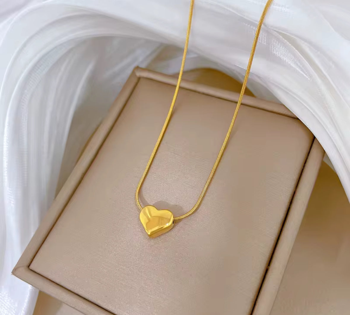 Minimalist Golden Heart Pendant Necklace for Women – Stainless Steel Chain, Adjustable Love Necklace
