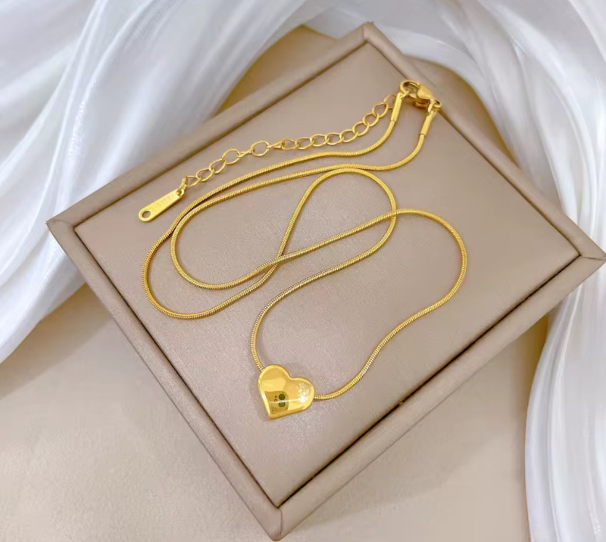 Minimalist Golden Heart Pendant Necklace for Women – Stainless Steel Chain, Adjustable Love Necklace