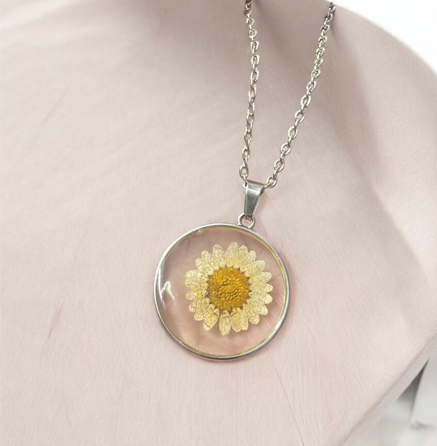 Daisy Flower Resin Art Style Round Necklace Chain Pendant