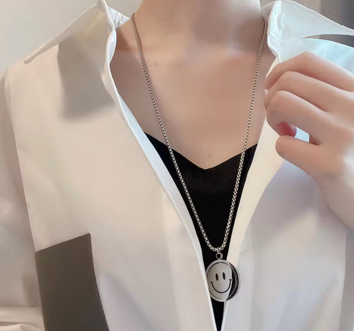 Rotating Smiley Face Mood Pendant Necklace | Unisex Minimal Chain