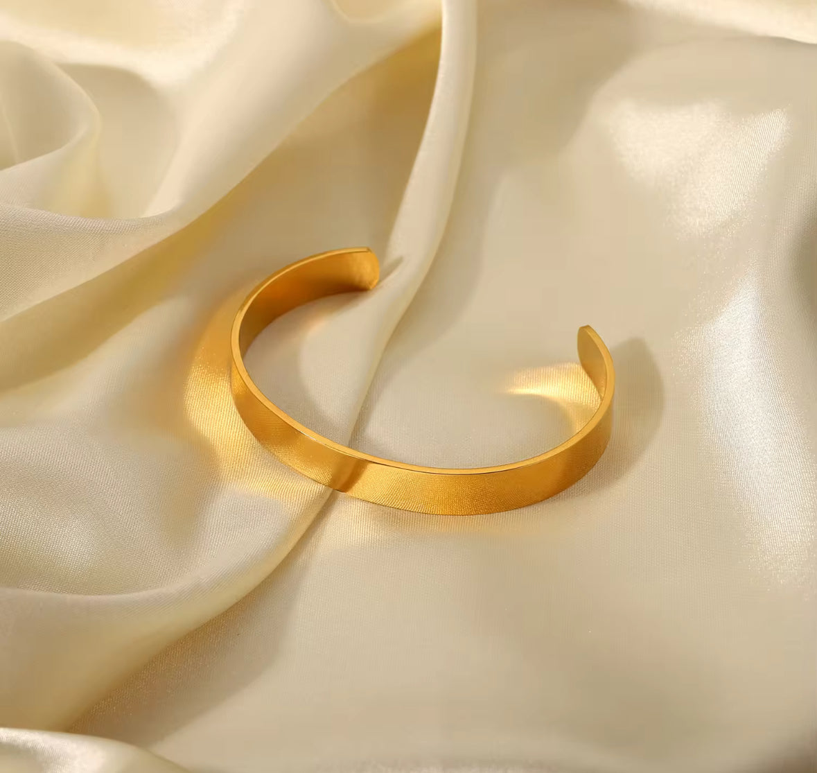 Minimalist Stainless Steel Cuff Bracelet for Men & Women – Adjustable Gold & Silver Bangle