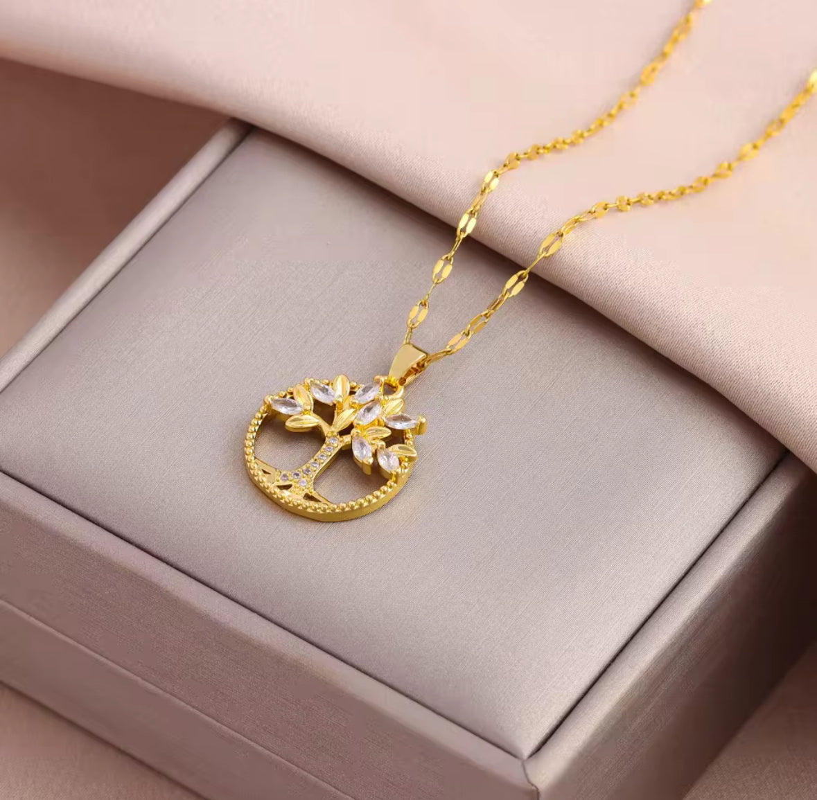 Tree Pendant Necklace – Dainty & Minimalist Jewelry